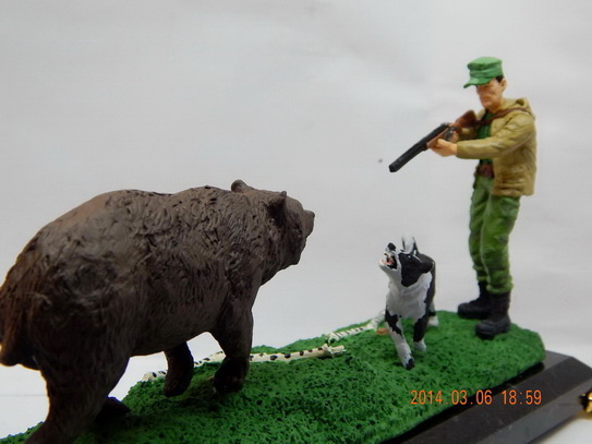 Сторож с ружьем. Фигурка охотника с ружьем. Охотник из маленьких кошмаров 2 из пластилина. Статуэтка охотник с собакой. Слепить охотника.