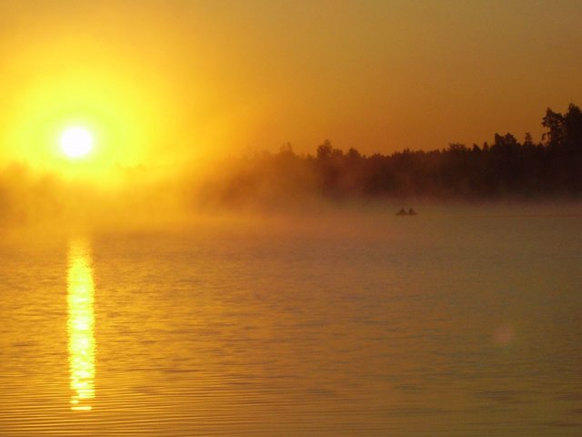 Рассвет на озере.