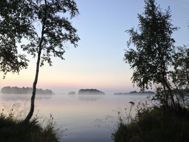 Северная Карелия утром на берегу озера