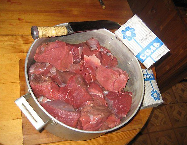 Мясо лося как приготовить мягким и сочным. Мясная Солонина. Соленое мясо. Приготовление солонины.